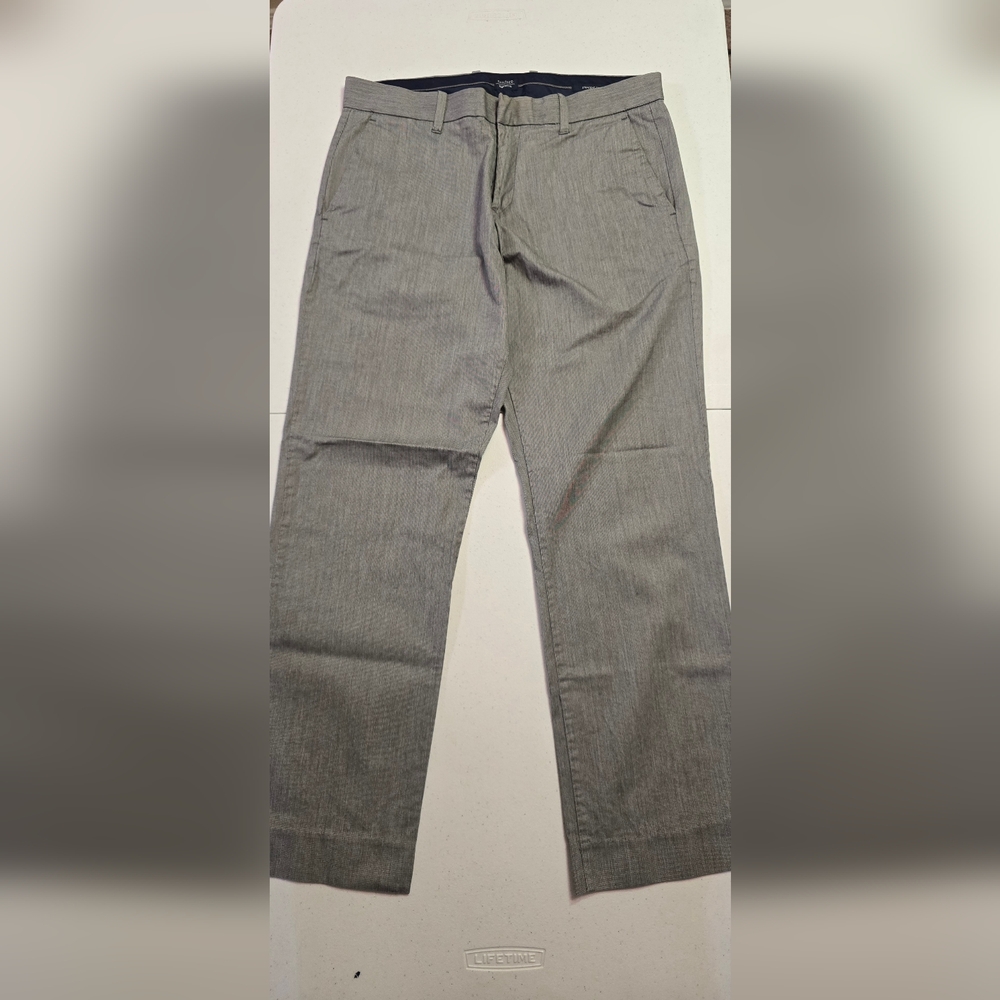 GAP Men's Straight Fit Pants in Light Gray